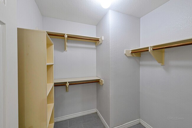 Building Photo - 902 Fairgate Dr