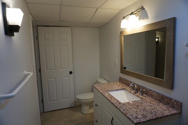 Building Photo - Quiet 5 Bedroom 3 Bath West Jordan Home