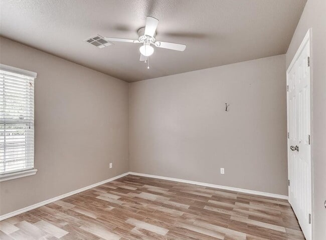 Building Photo - * * * $250 Move-in Special * * * Charming 3 Bedroom Home in Yukon with Modern Updates! * * * $250...