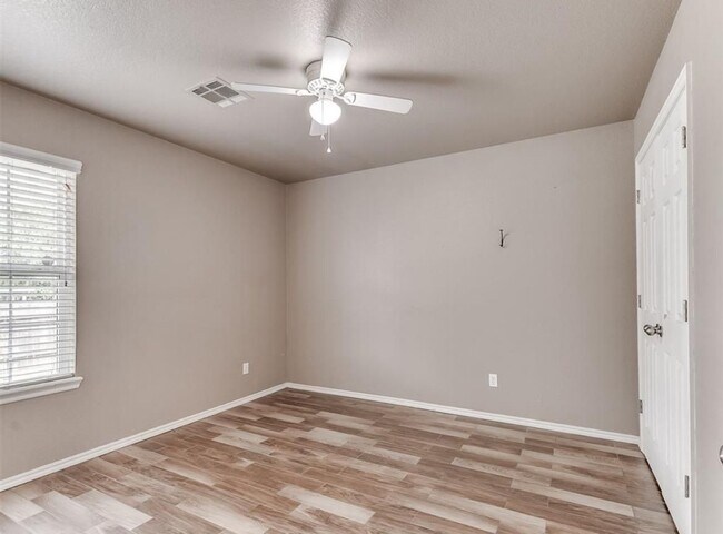 Building Photo - Charming 3 Bedroom Home in Yukon with Modern Updates