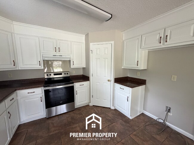 Building Photo - Charming 3BR/2BA Tuscaloosa Home | High Vaulted Ceilings, Hardwood Floors & Fenced Yard