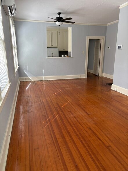 Living area - 2021 Kleinert Ave