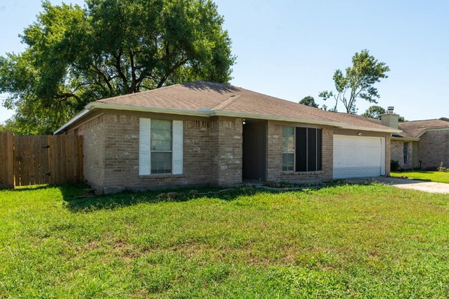 Building Photo - Charming & Spacious Home in La Porte!