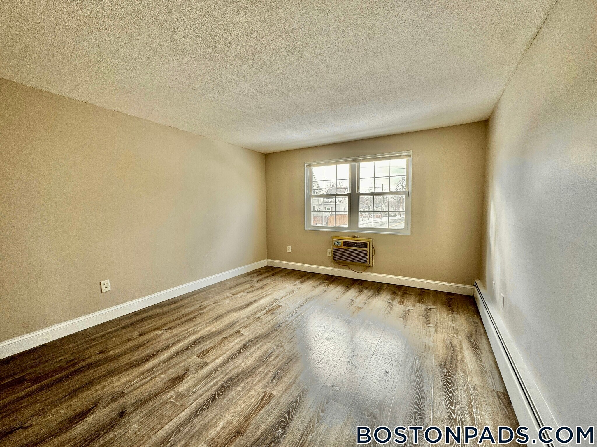 Building Photo - 71 Bernier St