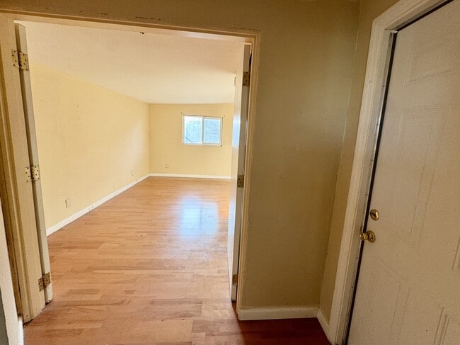 Building Photo - 8740 Catalpa Ave