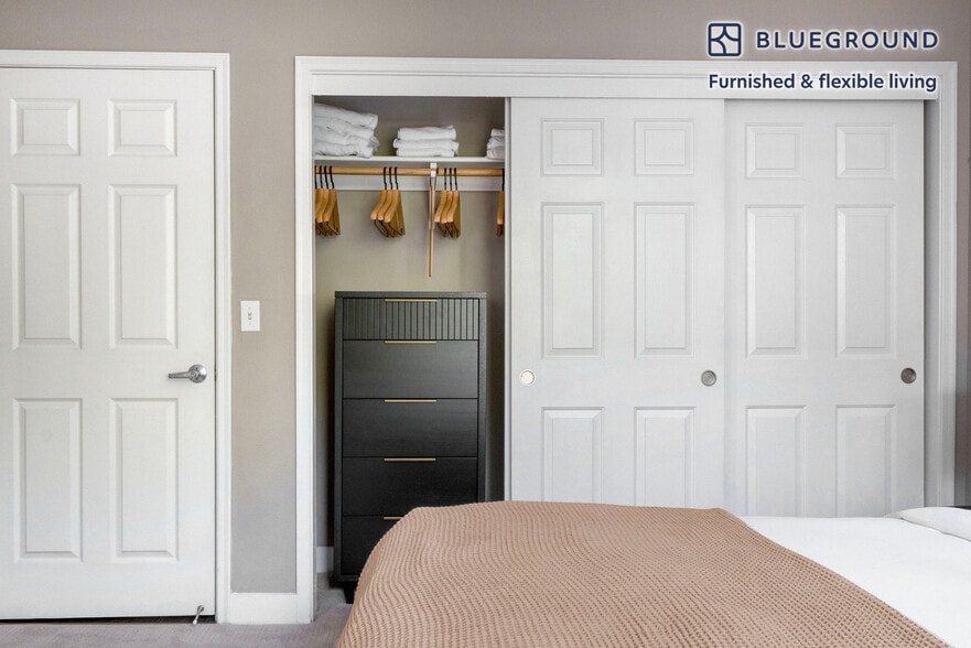 Building Photo - 1263 Lakeside Dr