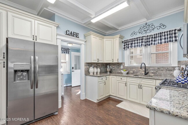 Building Photo - 353 Main St