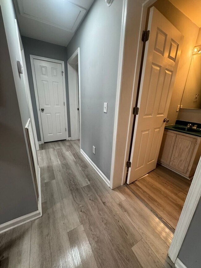 Building Photo - Graham Ave Duplex