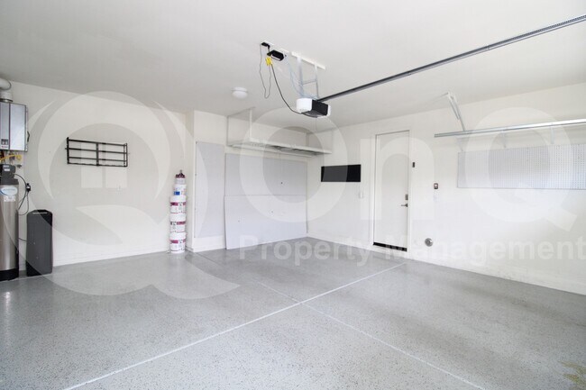 Building Photo - 3080 S Jasmine Dr