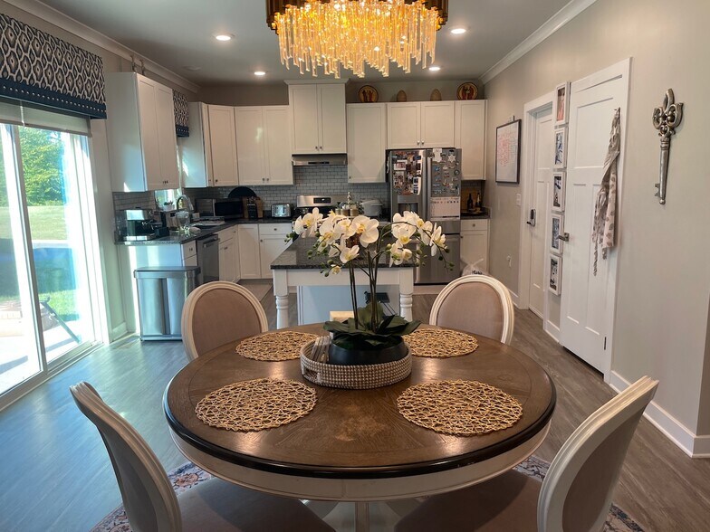 Breakfast area open to the kitchen - 3007 Sun Valley Dr