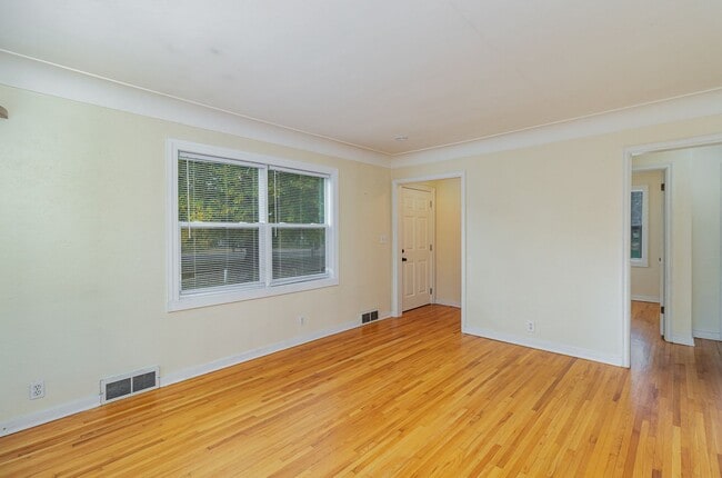 Building Photo - 2 Bed | 1 Bath Across From Coon Lake