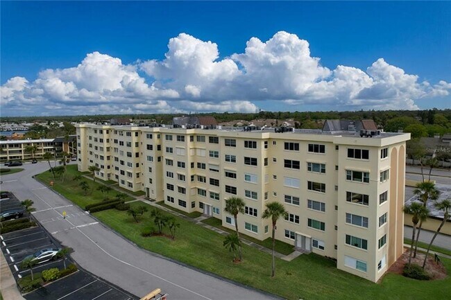 Building Photo - 4650 Cove Cir