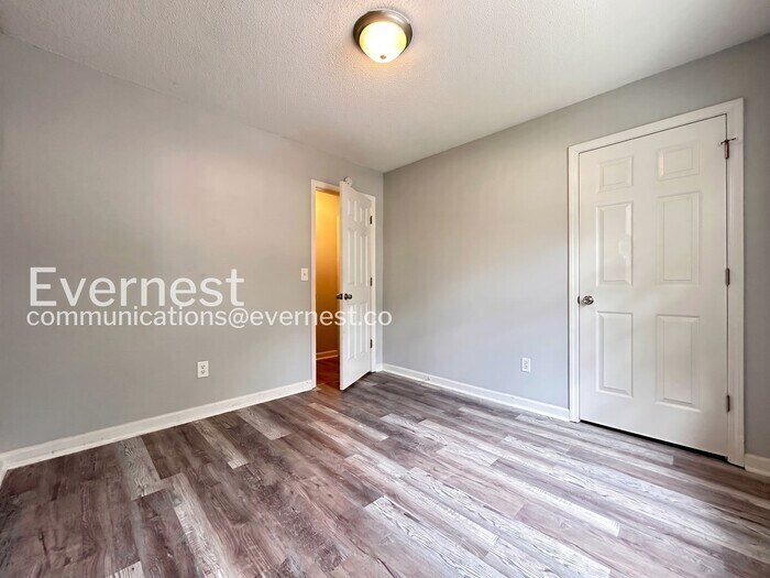Building Photo - 229 Hampton Dr