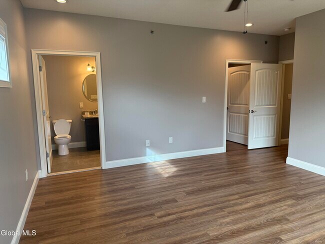 Building Photo - 48 Bavarian Wy