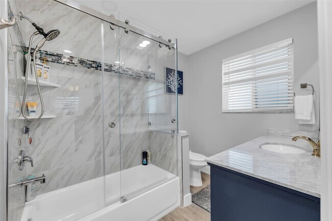 Building Photo - 2005 N Riverside Dr