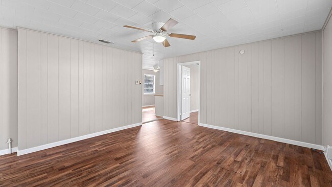 Building Photo - Cute home in New Boston