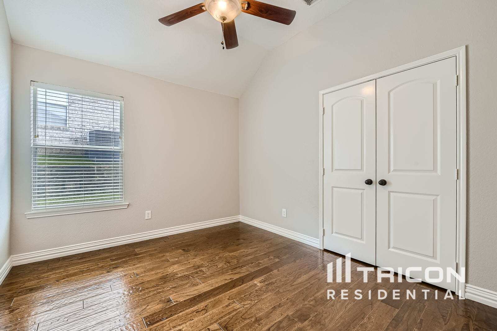 Building Photo - 2208 Knob Hill Dr