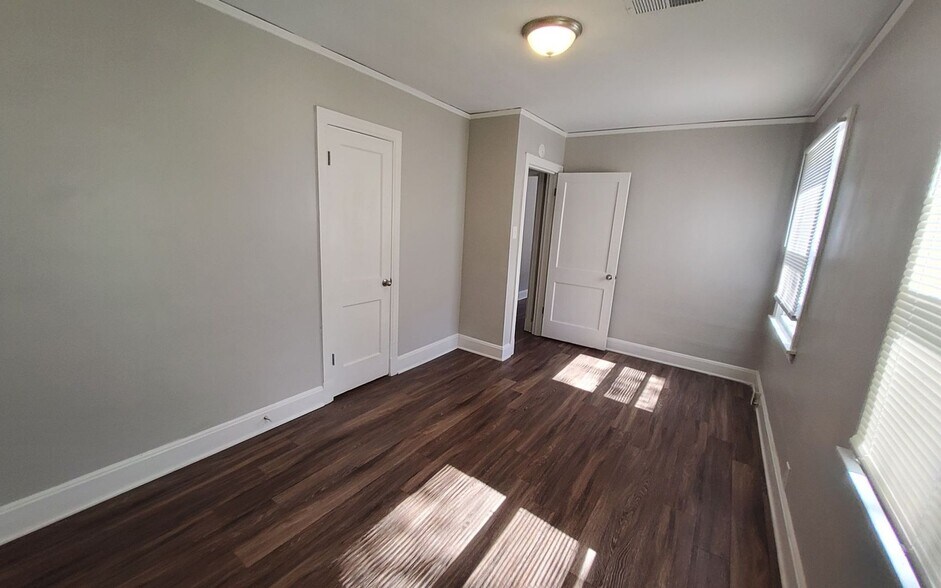 Building Photo - 3994 Oak Cliff Rd