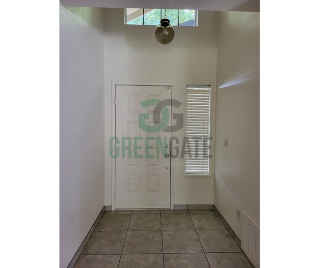 Building Photo - 2428 Woodvale Dr