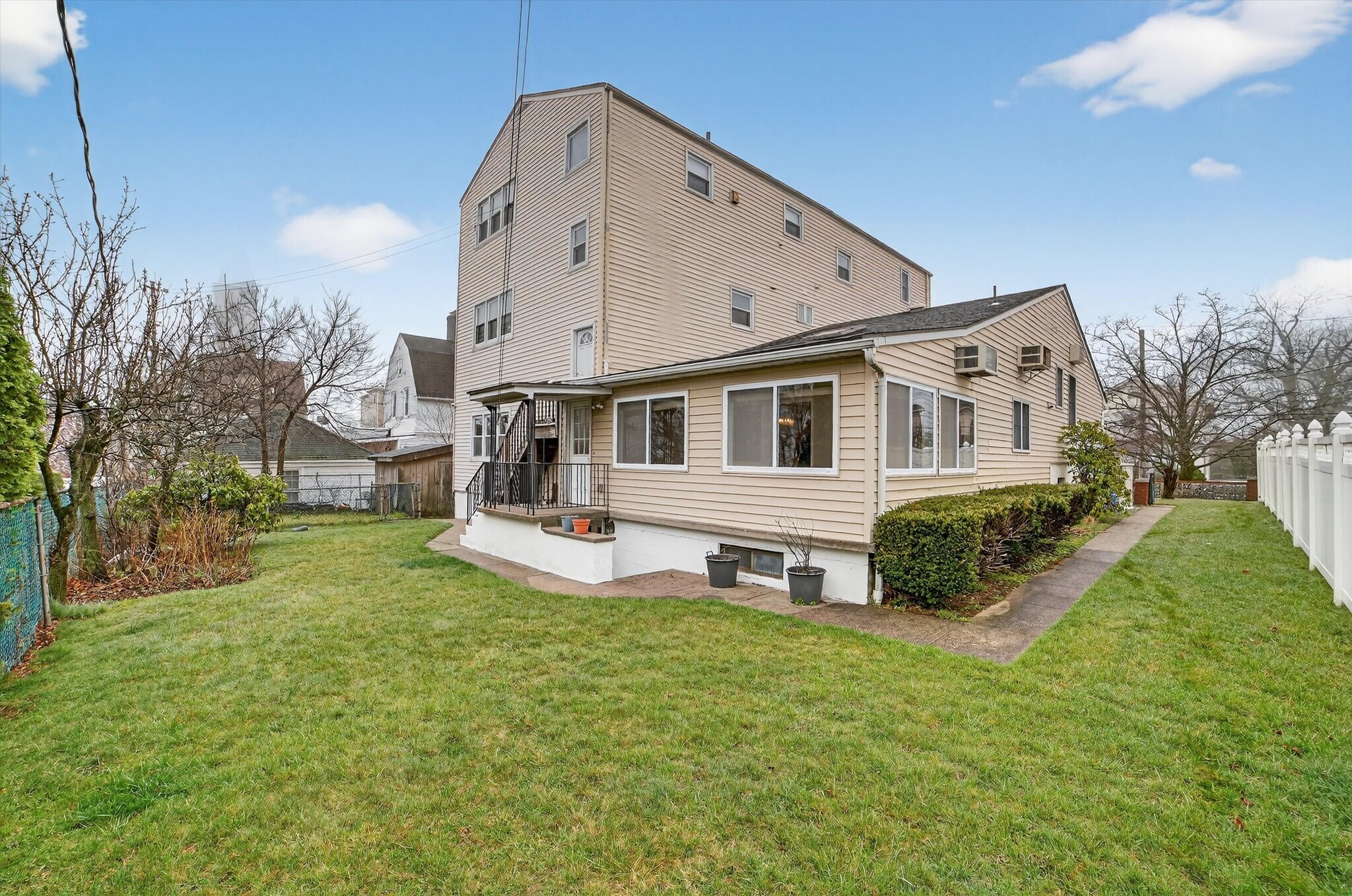 Building Photo - 4 Amackassin Ter