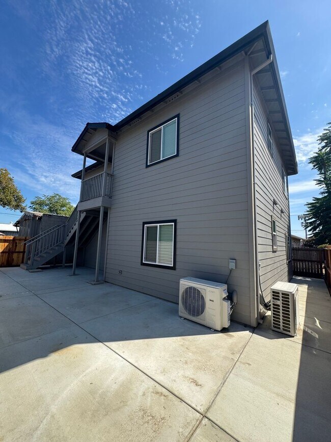 Building Photo - 627.5 N Sacramento St