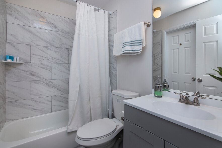 Building Photo - 212 W 10th St