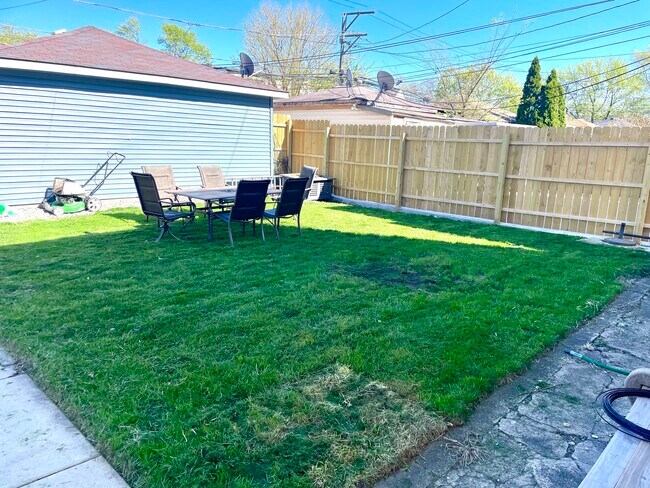 Building Photo - 3431 N Lowell Ave