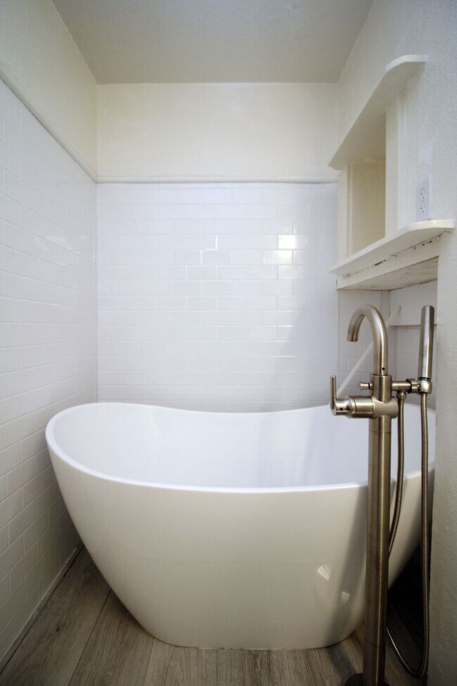 Building Photo - 7545 N Edgewater St