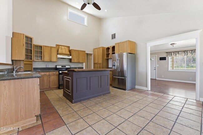 Building Photo - 13237 E Ave W 8