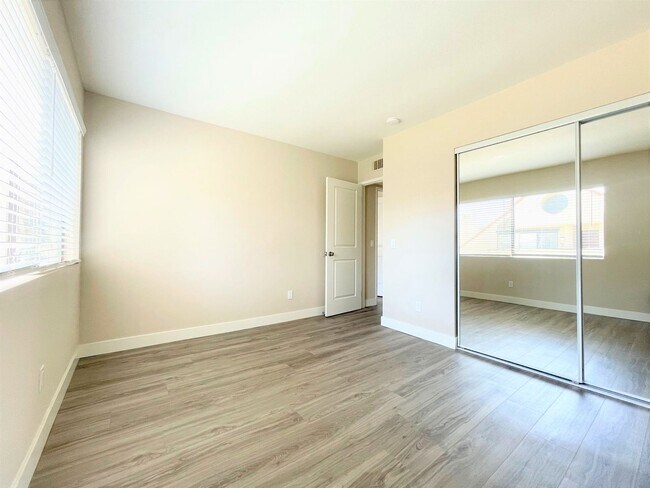 Building Photo - REMODELED Condo in Melrose Park!