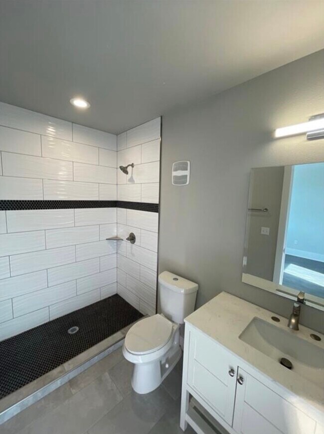 Building Photo - 2727 Houston Ave