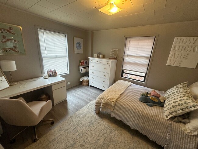 Building Photo - 5 Bedroom House Located In Clifton Near UC's Campus