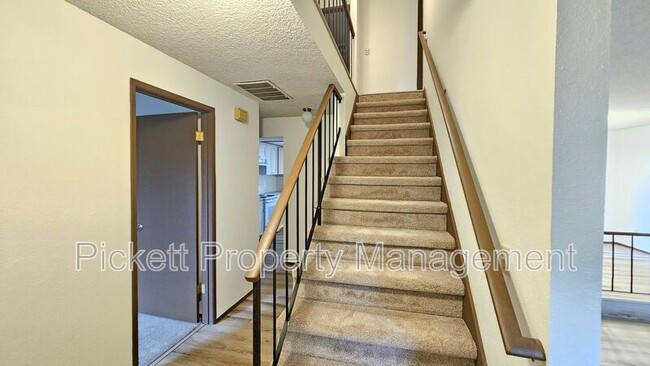 Building Photo - 5401 Pineridge Dr NE