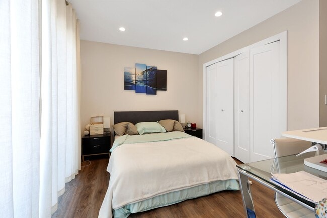 Building Photo - 4bd/3.5bth Perfectly Located Modern Townhouse