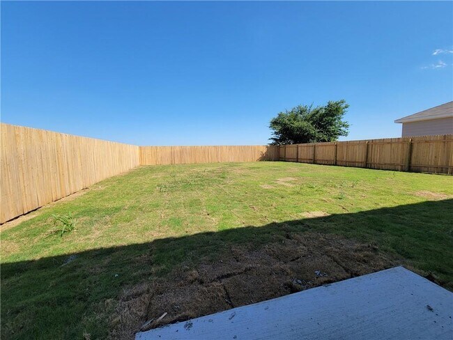 Building Photo - 421 Wren Ln