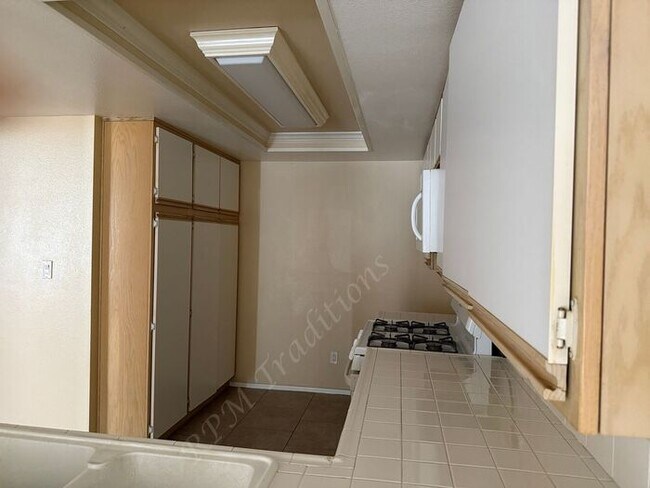 Building Photo - *** Please call us @ 661-266-1400 for information on availability, showings and applications proc...