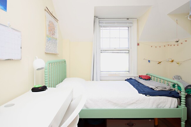 Building Photo - Charming Student-Friendly UVA Home