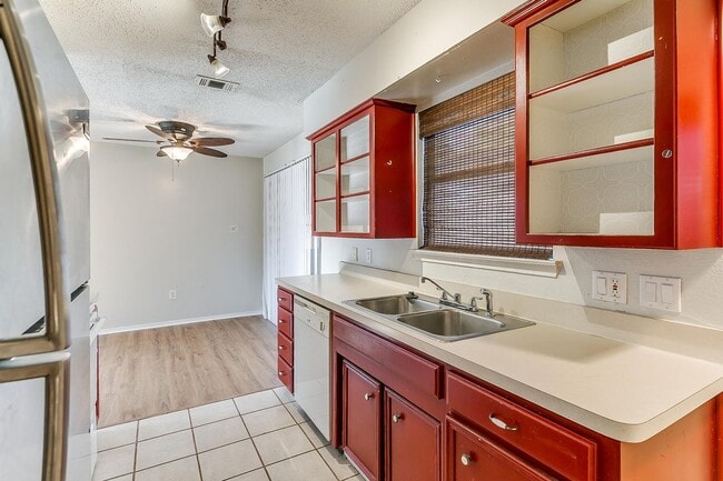 Building Photo - Great 2 Bed 2 Bath Townhouse in S Arlington- 76017