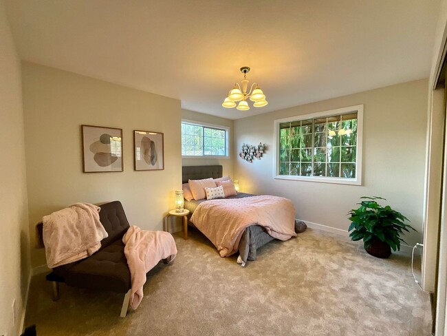 Building Photo - Spacious 3-Bedroom Home with Sunroom in Private Lake Community – Everett