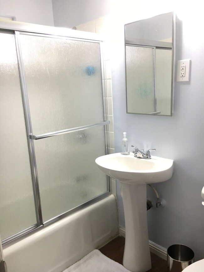 bathroom - 4435 E Ocean Blvd