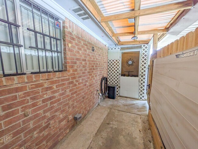 Building Photo - 6255 Bedford Dr