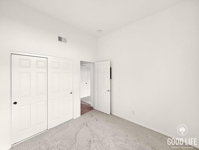 Building Photo - Modern comfort meets coastal living in thi...