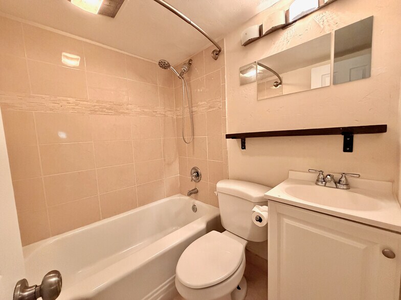 Building Photo - 1995 S Lincoln St