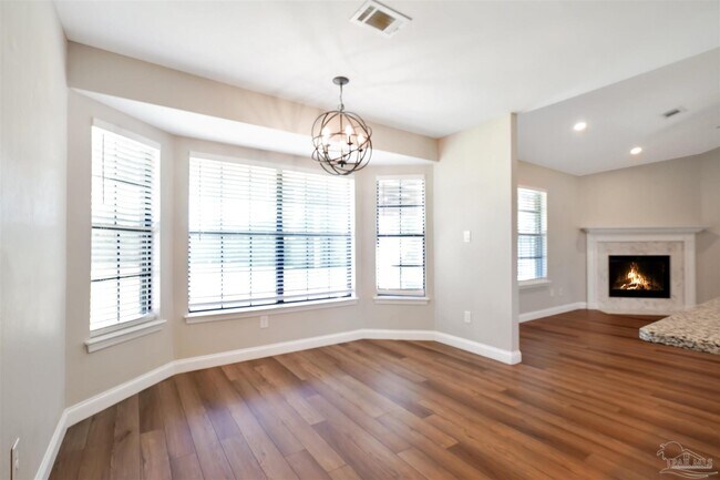 Building Photo - 323 Twisted Oak Dr