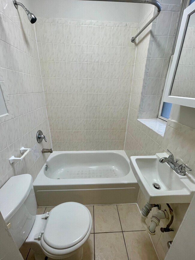 Building Photo - 380 Summit Ave