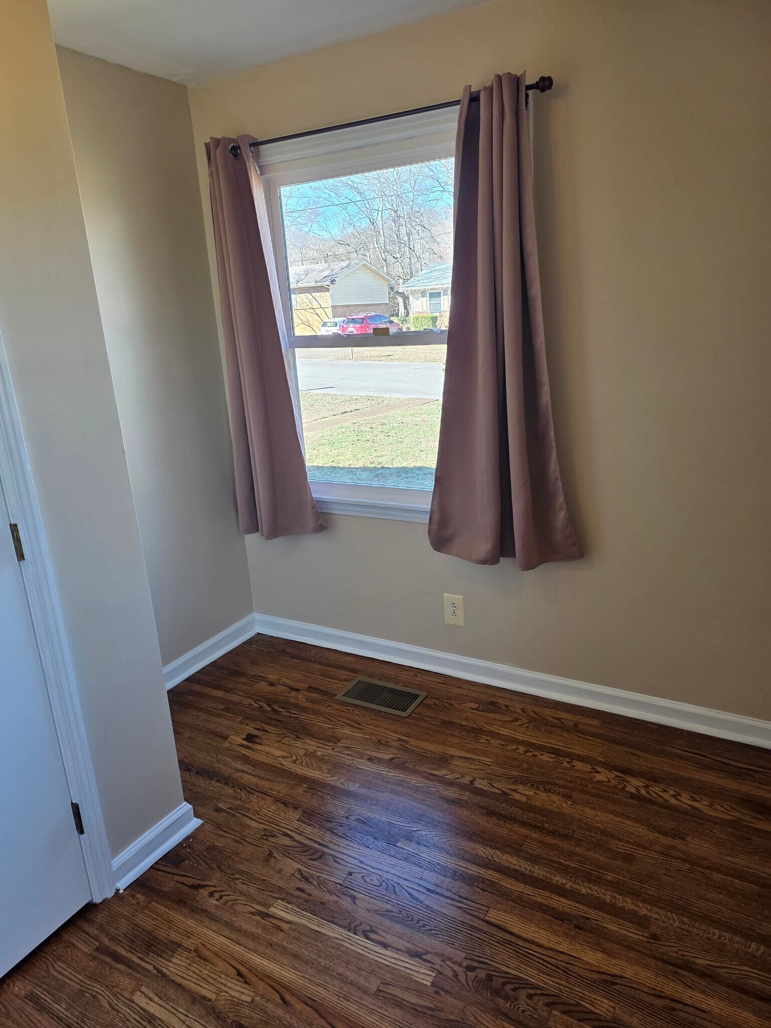 Building Photo - 3009 Sunnyview Dr