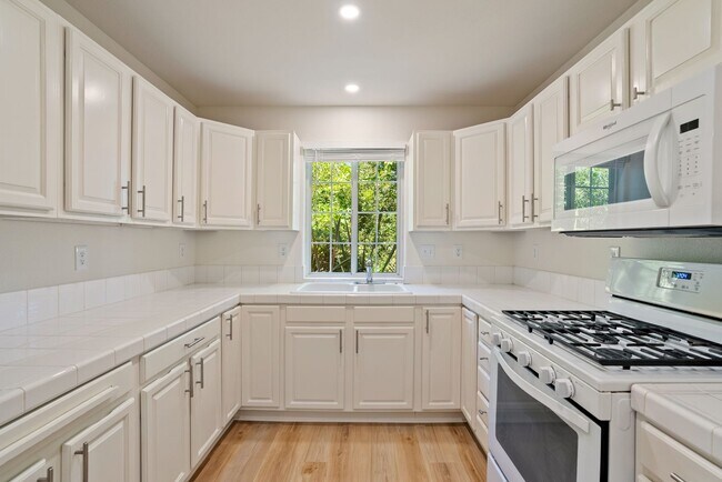 Building Photo - Newly renovated downstairs 1 bedroom 1 bath.