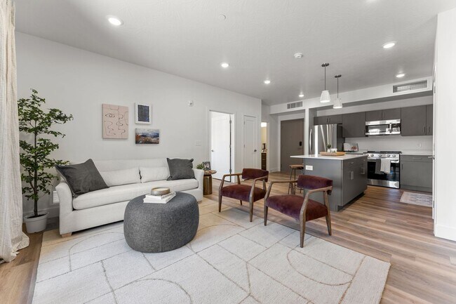 Building Photo - 302 S Divario Cyn Dr