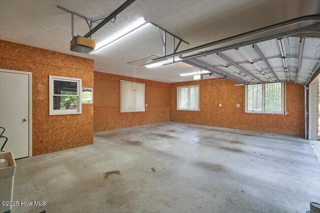 Building Photo - 11 Cardinal Dr