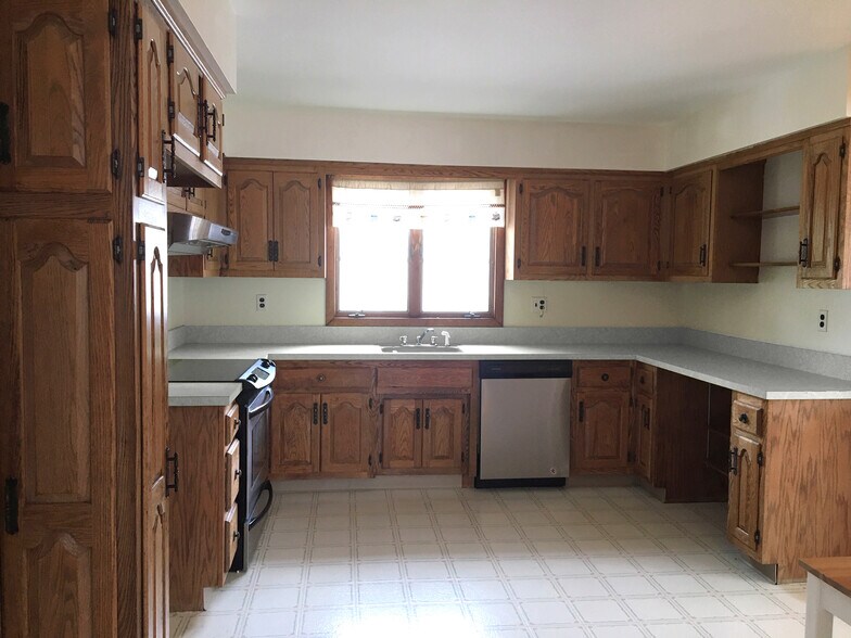 Building Photo - 193 Banta Ave